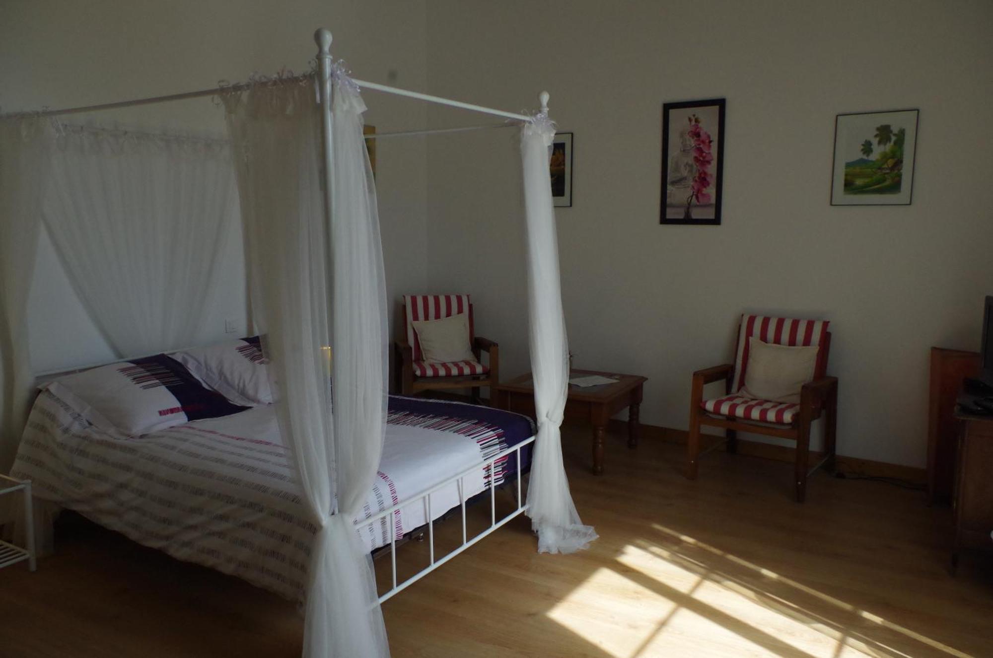 Maison D'Hotes Le Cadran Solaire Courcelles  Екстер'єр фото